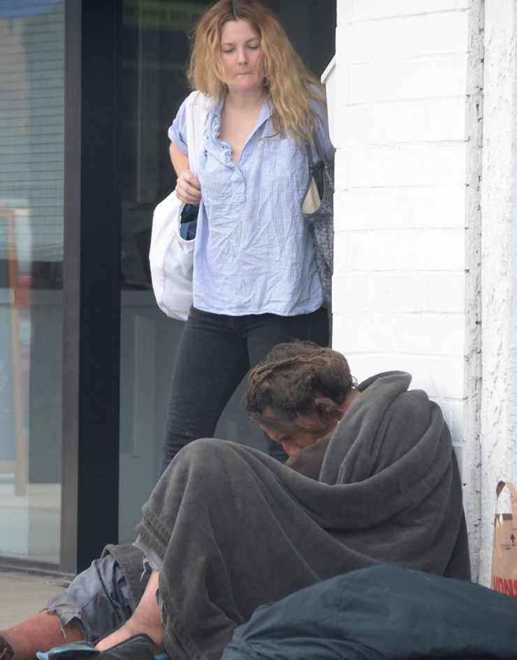 Drew Barrymore: Περνάει δίπλα από άστεγο και...τον αγνοεί [εικόνες]