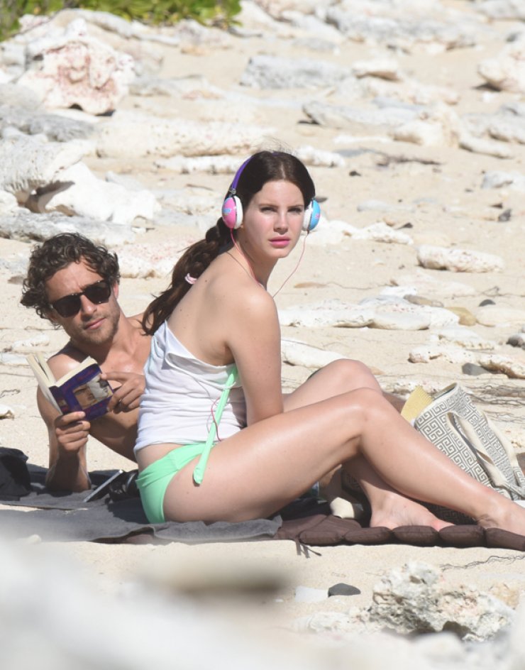 H Lana Del Ray στην παραλία με τον αγαπημένο της [εικόνες