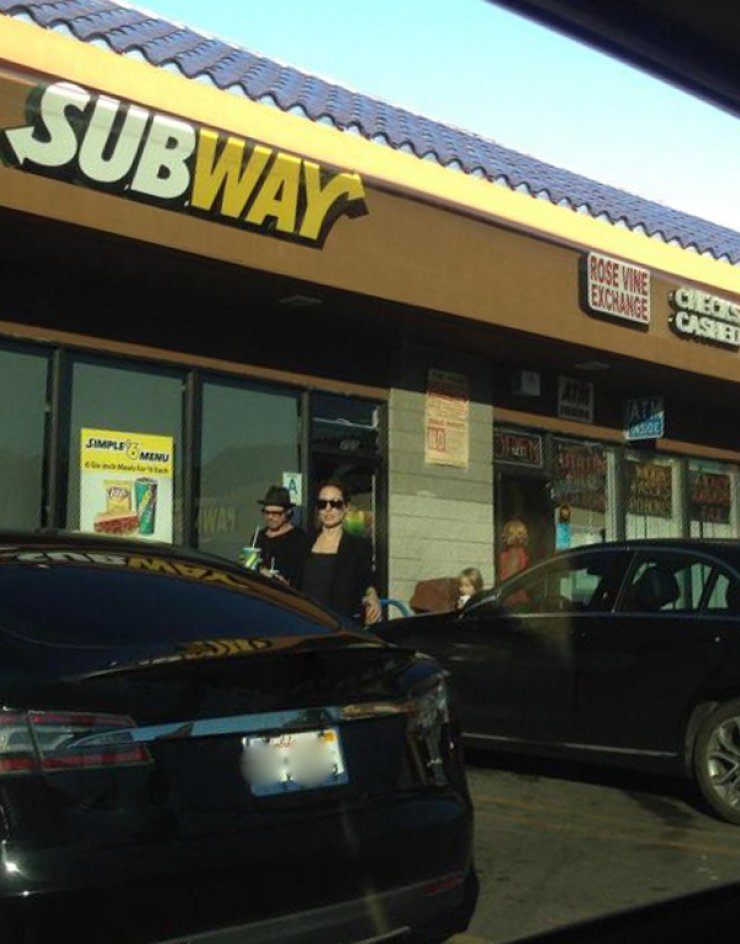 Η Angelina Jolie...τρώει βρώμικο [εικόνες]