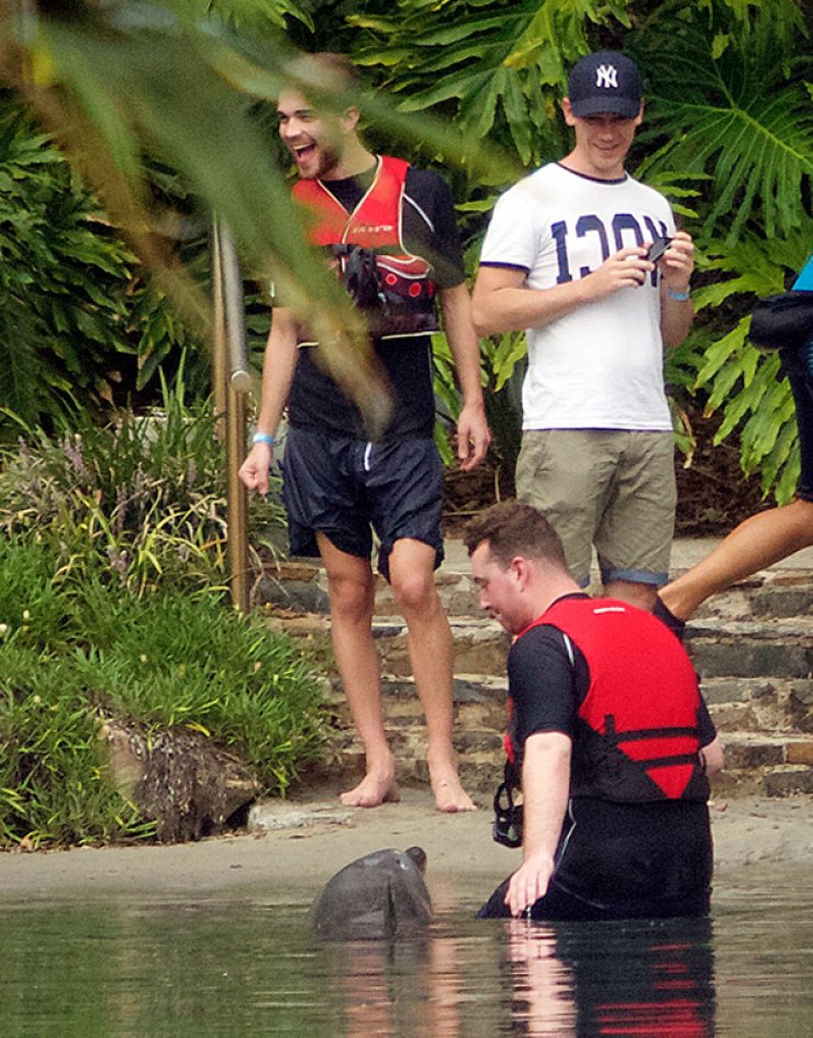 Διάσημος τραγουδιστής κολύμπησε με...δελφίνια! [εικόνες]