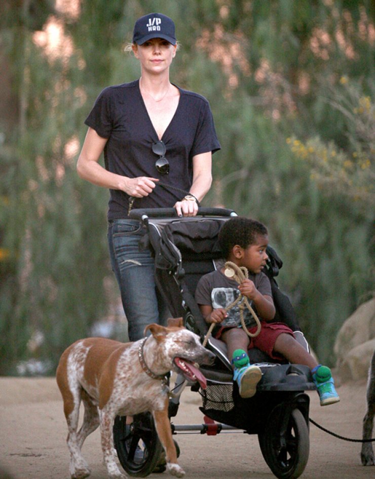 Τελικά αρραβωνιάστηκε η Charlize Theron ή όχι; [εικόνες]