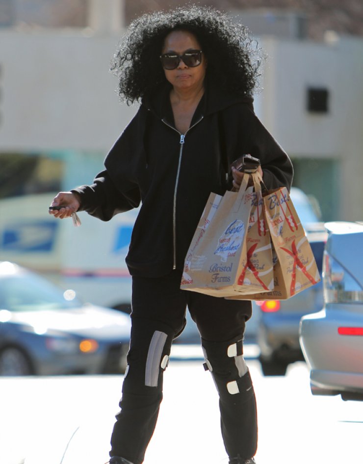 Ποια διάσημη τραγουδίστρια τραυματίστηκε στο πόδι; [εικόνες]