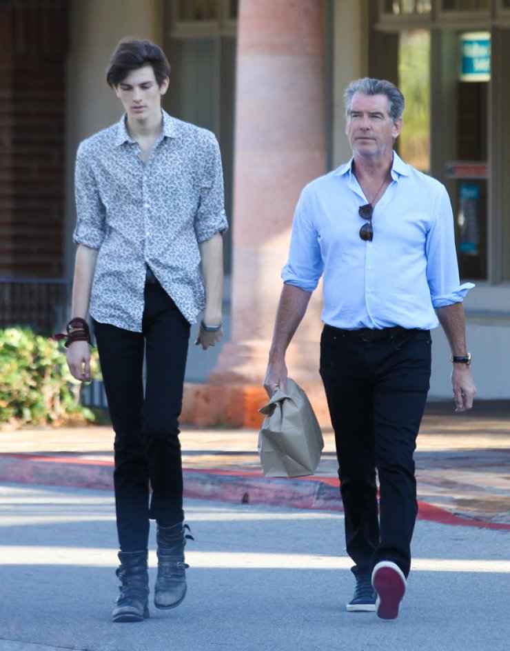 Αυτός είναι ο πανύψηλος γιος του Pierce Bronsan [εικόνες]