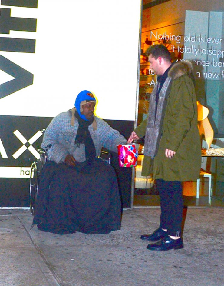 Η συγκινητική κίνηση που έκανε διάσημος τραγουδιστής σε άστεγο [εικόνες]