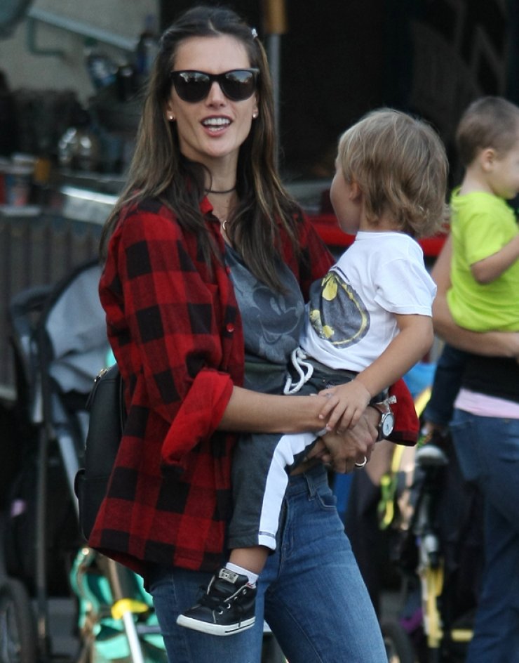 Δείτε τα σούπερ σέξυ αγγελάκια να διασκεδάζουν στην Disneyland [εικόνες]