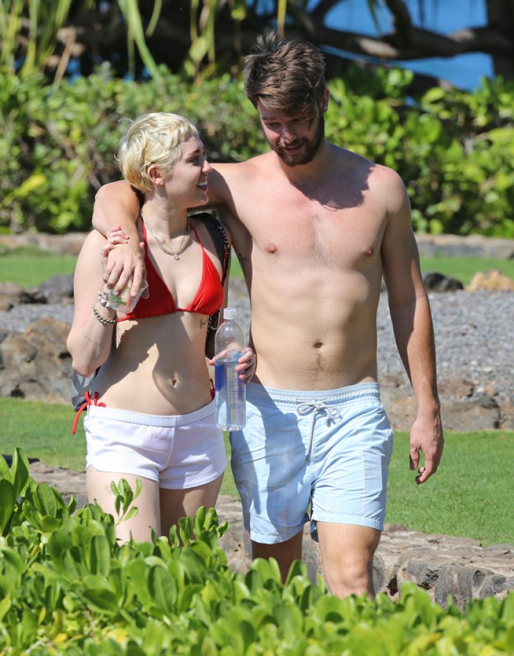 Miley Cyrus: Ερωτευμένη στη Χαβάη [εικόνες]