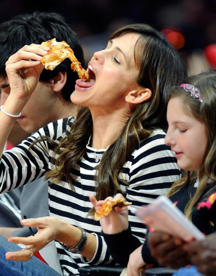 Jennifer Garner: Δείτε τη διάσημη σταρ να τρώει πίτσα χωρίς καμία ενοχή [εικόνες]