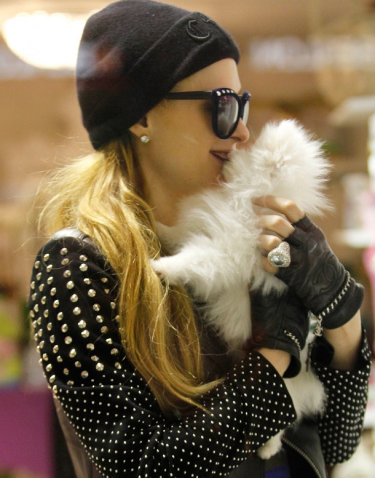 Paris Hilton: Τα φιλιά στο στόμα σε ποιον τα δίνει; [εικόνες]