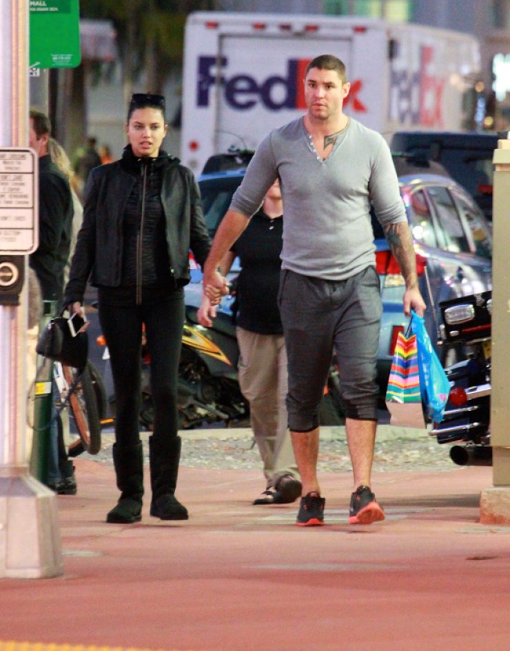 Αυτός είναι ο...τεράστιος σύντροφος της Adriana Lima [εικόνες]