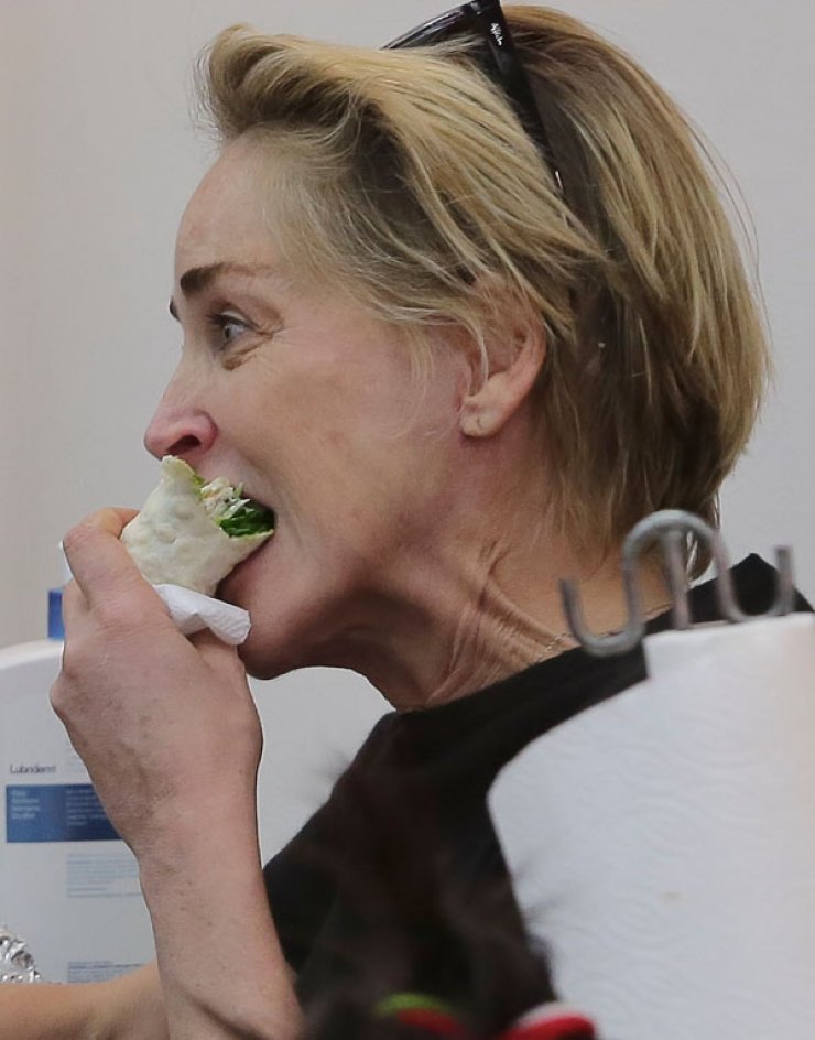 H Sharon Stone τρώει, πίνει και...βάφει τα νύχια της την ίδια ώρα! [εικόνες]
