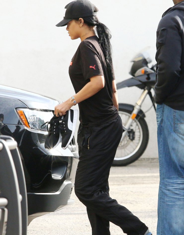 Rihanna: Με τα παπούτσια στο χέρι [εικόνες]