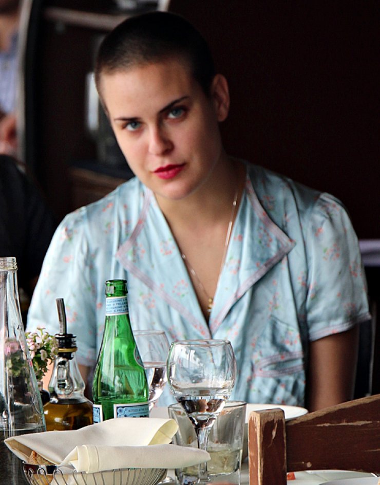 Η κόρη διάσημης ηθοποιού ξύρισε όλο το κεφάλι της [εικόνες]