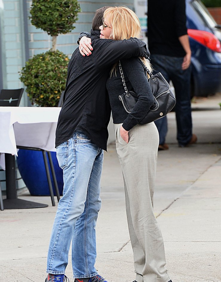 Η Melanie Griffith είναι ευτυχισμένη και με νέο σύντροφο [εικόνες]