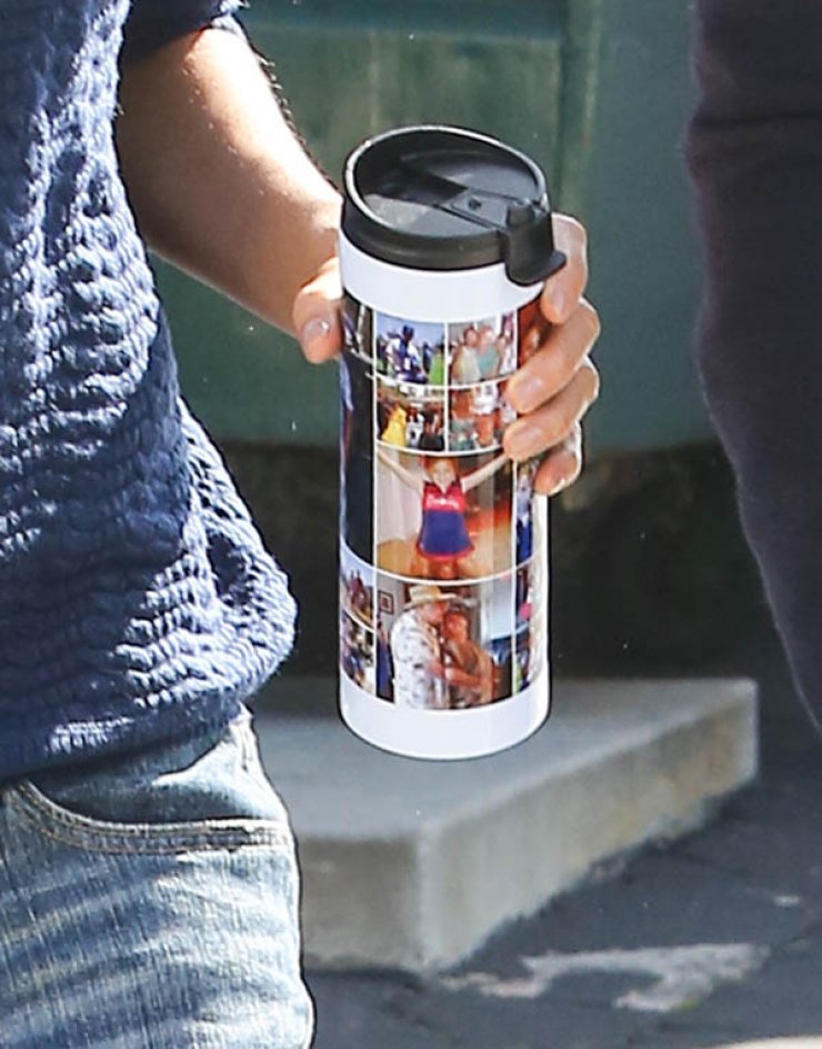 Δείτε τι φλυτζάνι κρατάει η Jessica Alba [εικόνες]