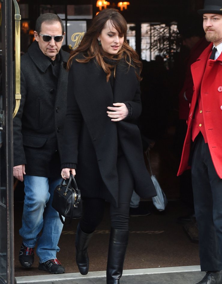 Η πρωταγωνίστρια του ‘’50 shades of grey’’ άρχισε τα ντιβιλίκια [εικόνες]