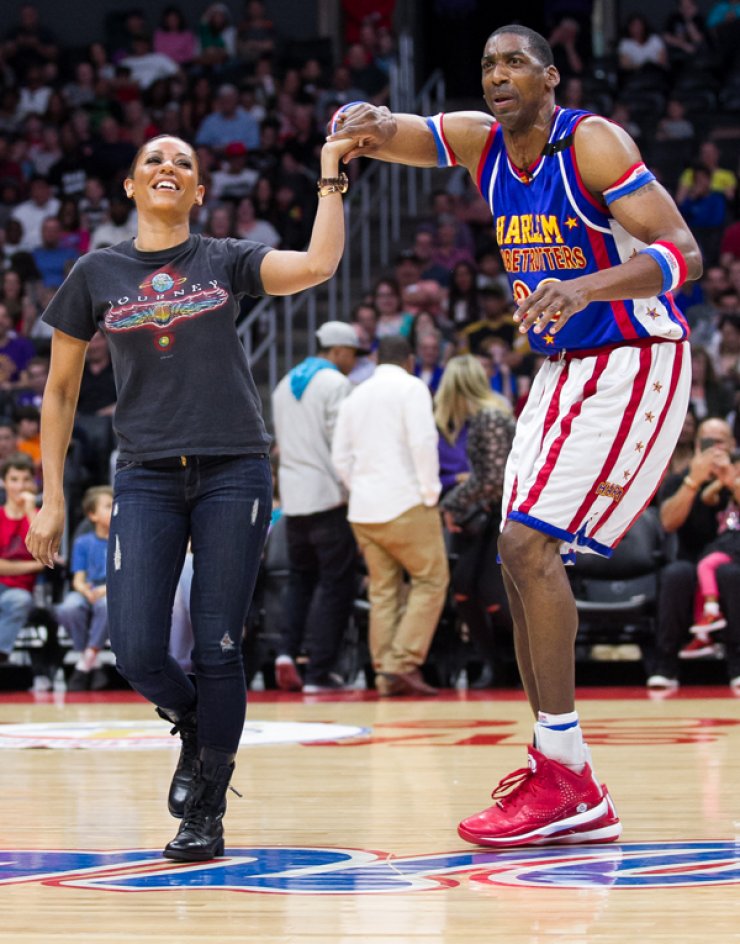 Τι κάνει η Mel B στη μέση του γηπέδου; [εικόνες]