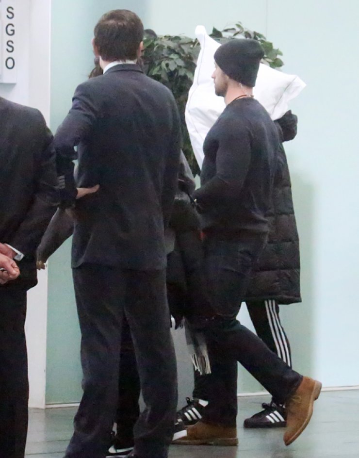 Kary Perry: Αποφεύγει τους φωτογράφους με μαξιλάρι [εικόνες]