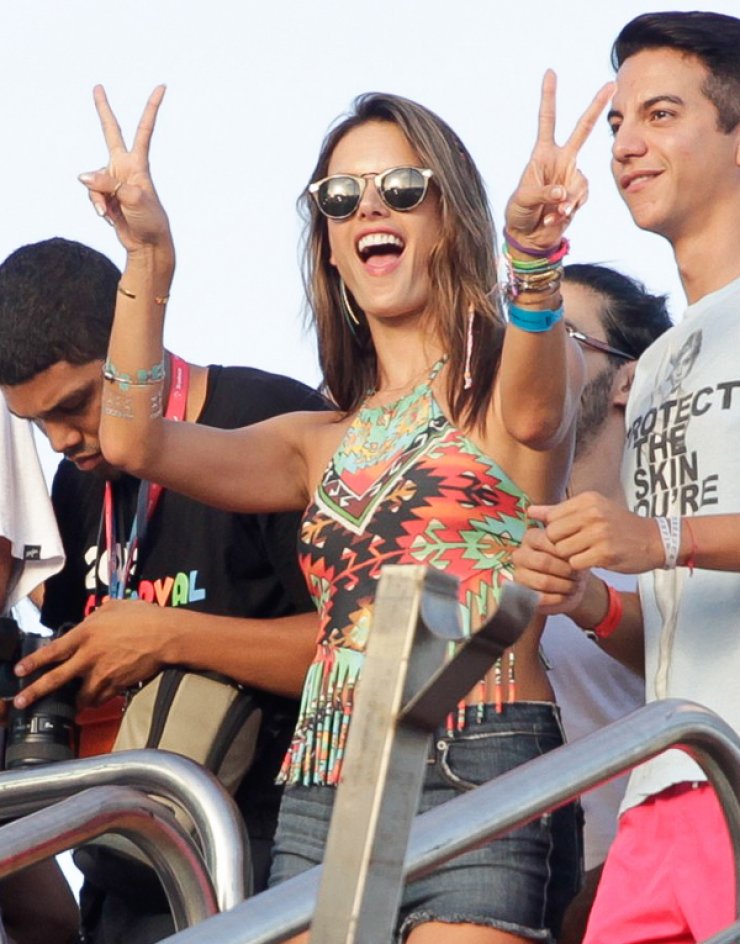 Alessandra Ambrosio: Μια Βραζιλιάνα στο καρναβάλι του Ρίο [εικόνες]