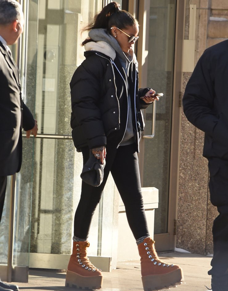 Δείτε τα περίεργα μποτάκια της Rihanna [εικόνες]