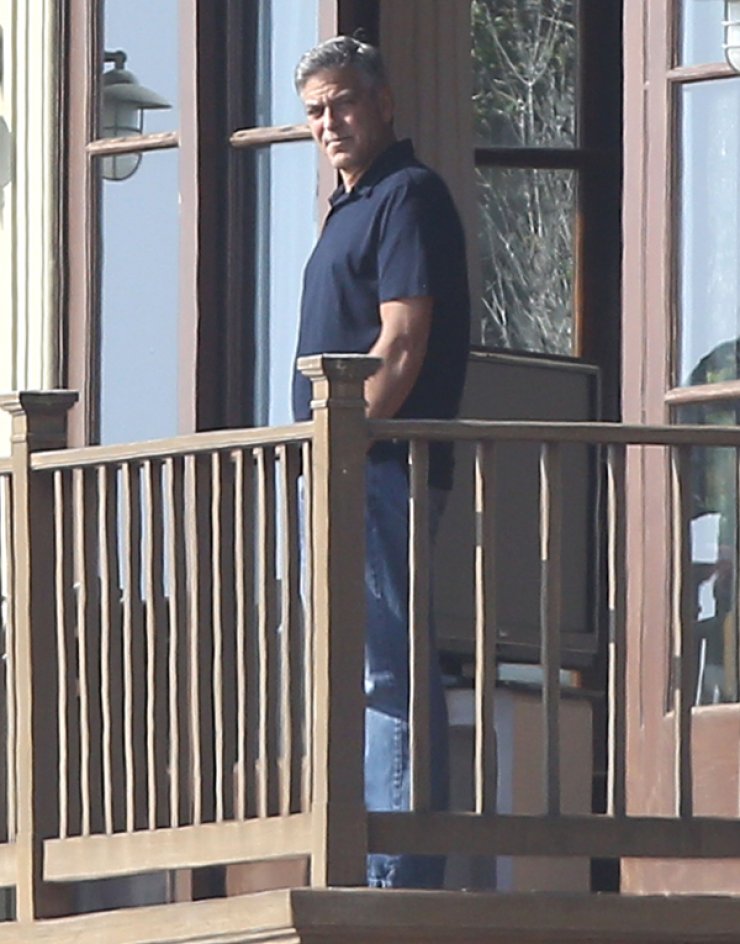 Ο George Clooney χαλαρώνει στο εξοχικό του...μόνος [εικόνες]
