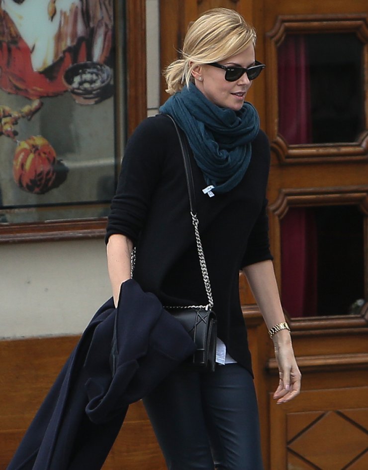 Η Charlize Theron μόνη της στο Παρίσι [εικόνες]