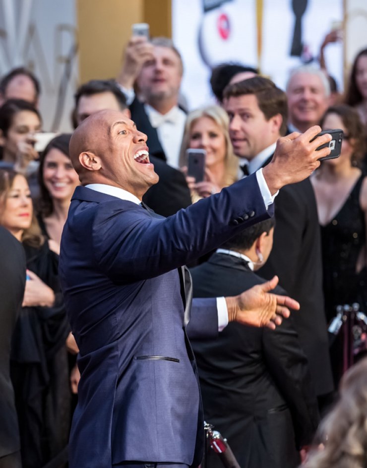 Ποιος διάσημος σταρ του Hollywood έβγαζε selfie στο χαλί των Oscar; [εικόνες]