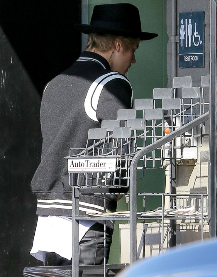 Justin Bieber: Χρησιμοποιεί κρυφά τις δημόσιες τουαλέτες [εικόνες]