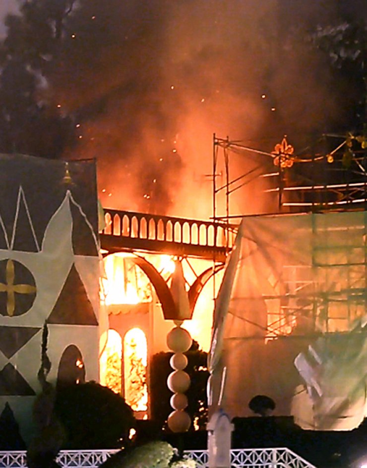 Μεγάλη πυρκαγιά ξέσπασε στη Disneyland [εικόνες]