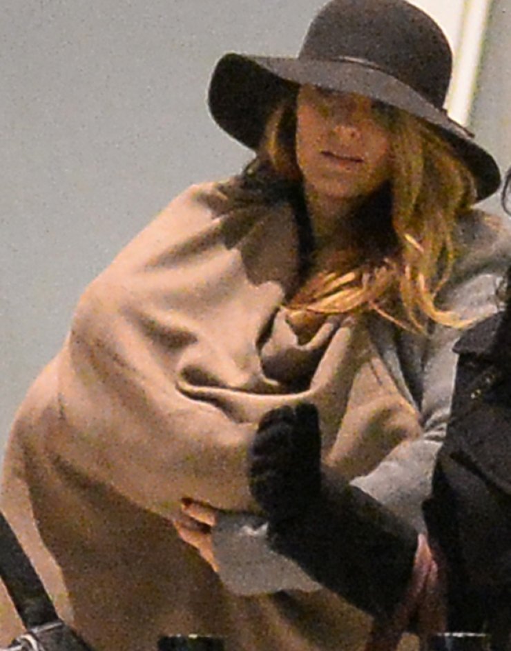 Blake Lively: Δημόσια εμφάνιση αγκαλιά με την 2 μηνών κορούλα της [εικόνες]