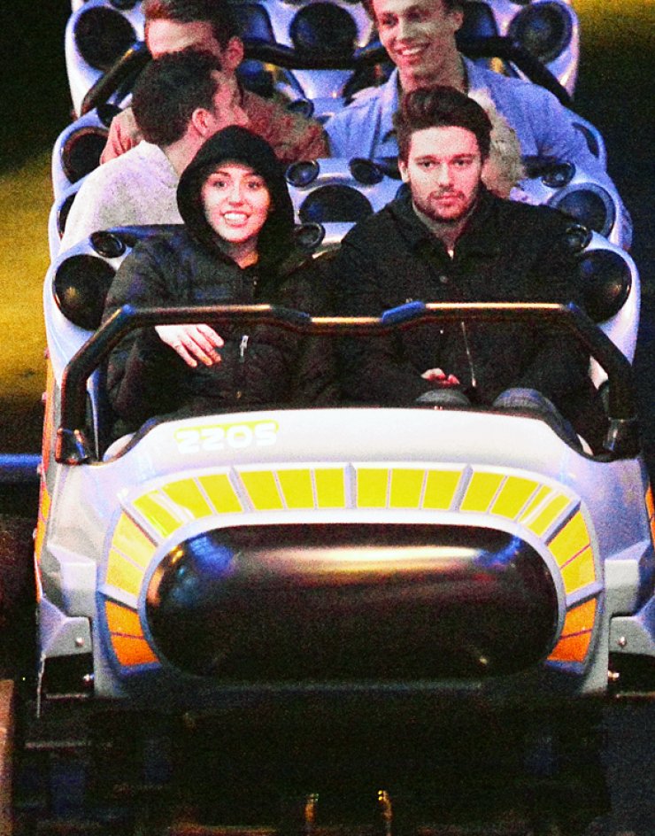 Η Miley Cyrus στην Disneyland με τον αγαπημένο της [εικόνες]