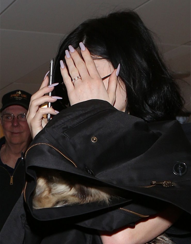 Ακόμη μία Kardashian έβαλε βέρα στο δεξί; [εικόνες]