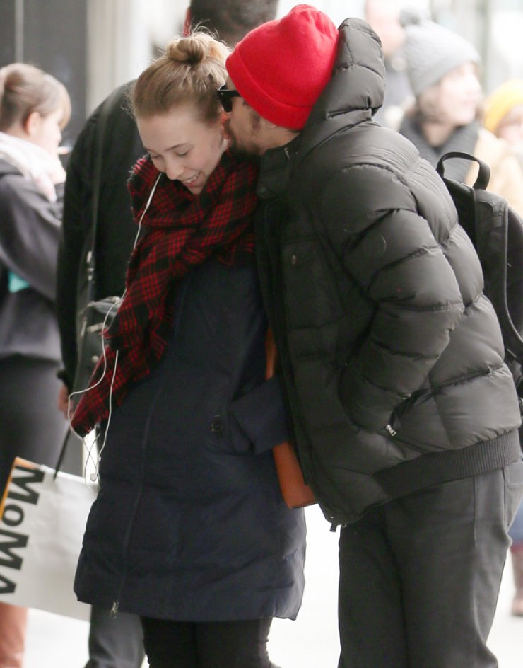 Νέο κορίτσι στη ζωή διάσημου γοητευτικού ηθοποιού [εικόνες]