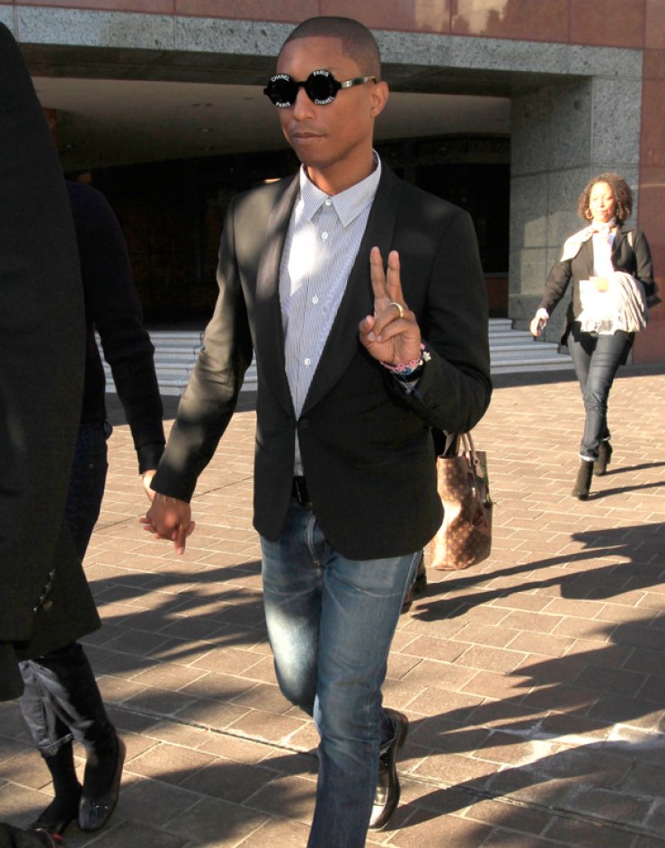 Διάσημος τραγουδιστής στα δικαστήρια για κλοπή... [εικόνες]