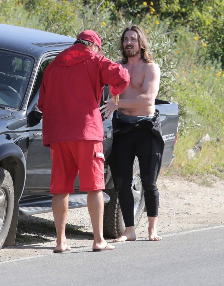 Δείτε τον seχy Christian Bale να αλλάζει ρούχα στη μέση του δρόμου [εικόνες]