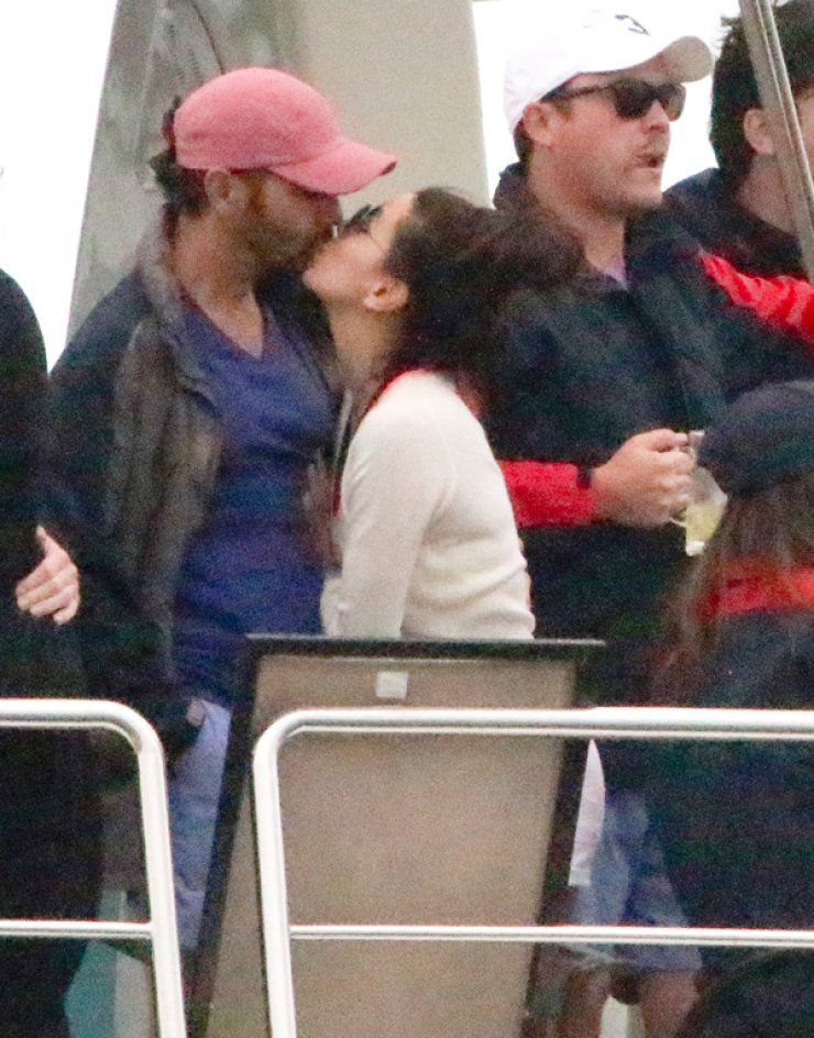 Eva Longoria: Γιόρτασε τα γενέθλια του συντρόφου της με καυτά φιλιά στο στόμα [εικόνες]