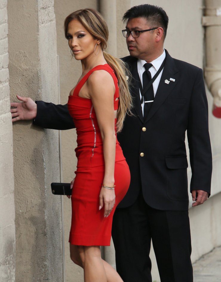 Jennifer Lopez: Της πάει το κόκκινο 