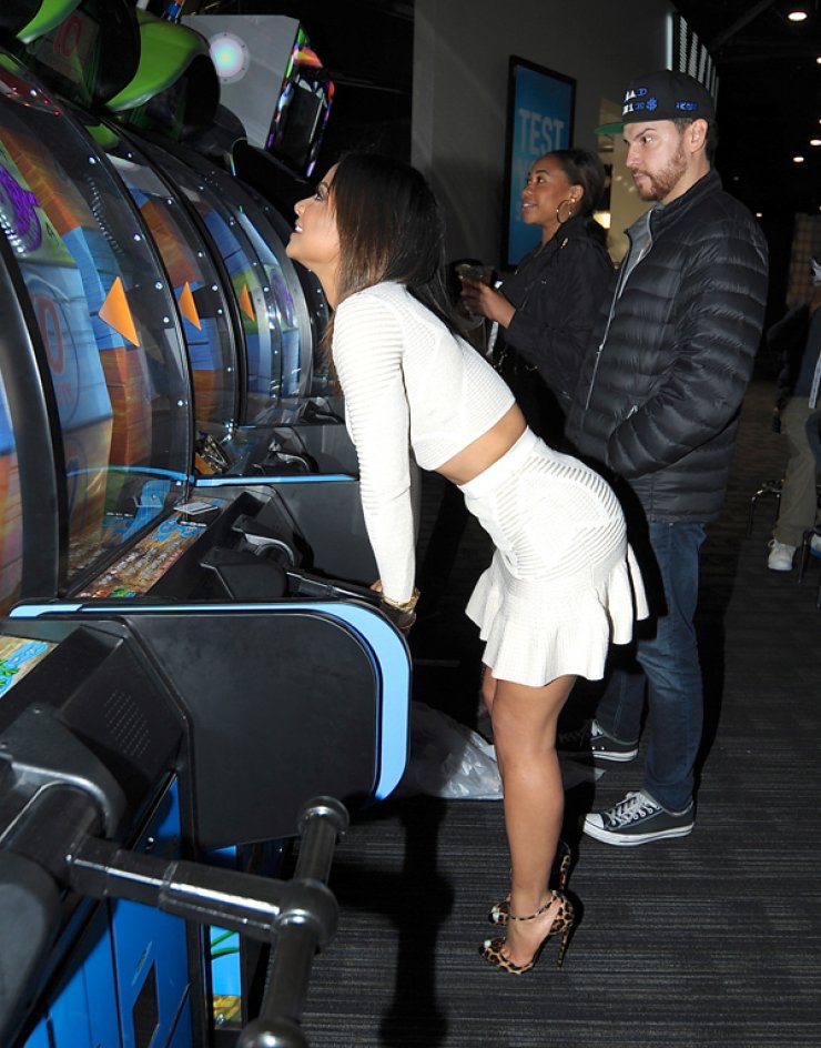 H sexy τραγουδίστρια Christina Milan παίζει φορώντας τακούνια και κοντή φούστα [εικόνες]