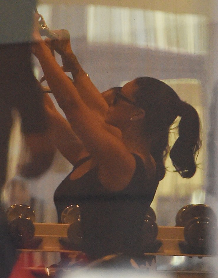 Η Rihanna γυμνάζεται με γυαλιά ηλίου [εικόνες]