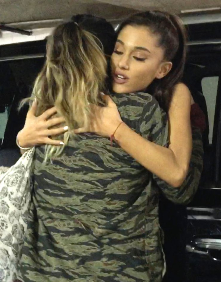 Διάσημη νεαρή τραγουδίστρια λατρεύει τους θαυμαστές της [εικόνες]