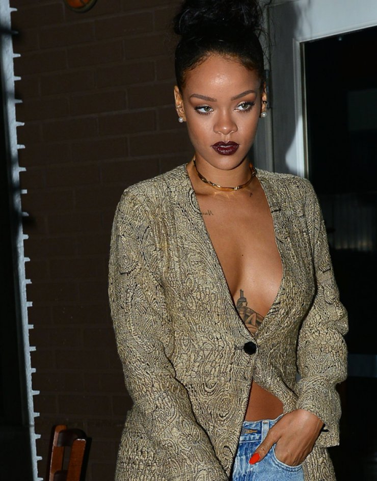 Rihanna: Με αβυσσαλέο ντεκολτέ για δείπνο [εικόνες]