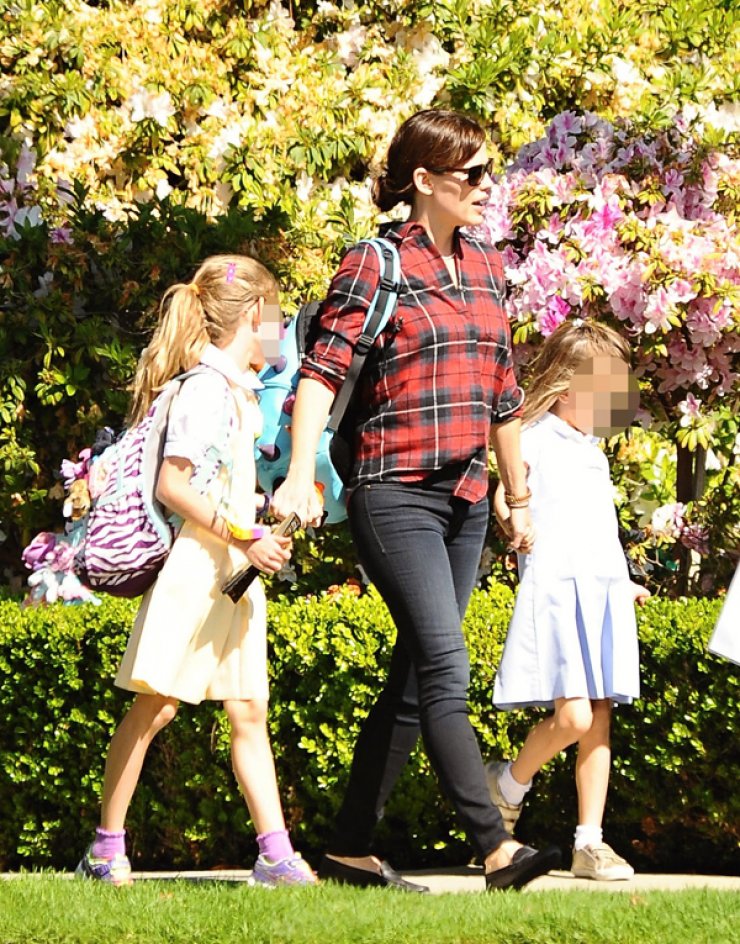 Jennifer Garner: Με τις κόρες της στο πάρκο [εικόνες]