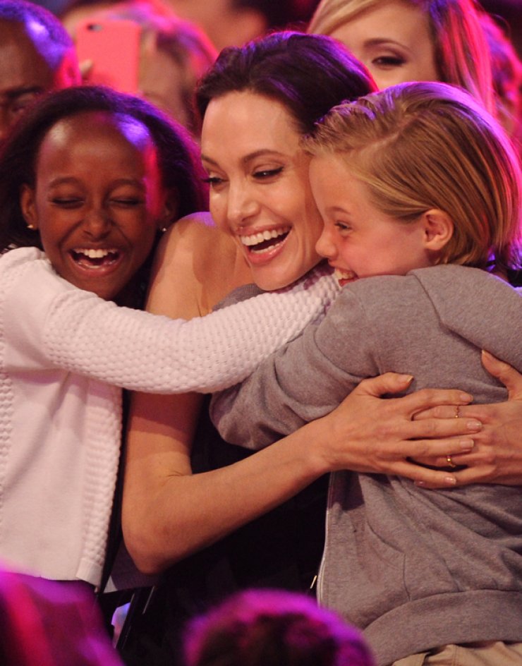 Η Angelina Jolie δέχεται την πιο γλυκιά αγκαλιά [εικόνες]