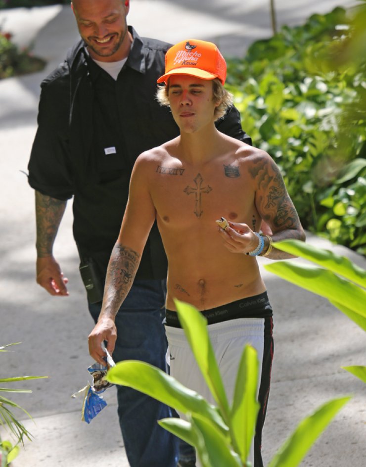 Ο Justin Bieber κυκλοφορεί ημίγυμνος για ακόμα μία φορά [εικόνες]