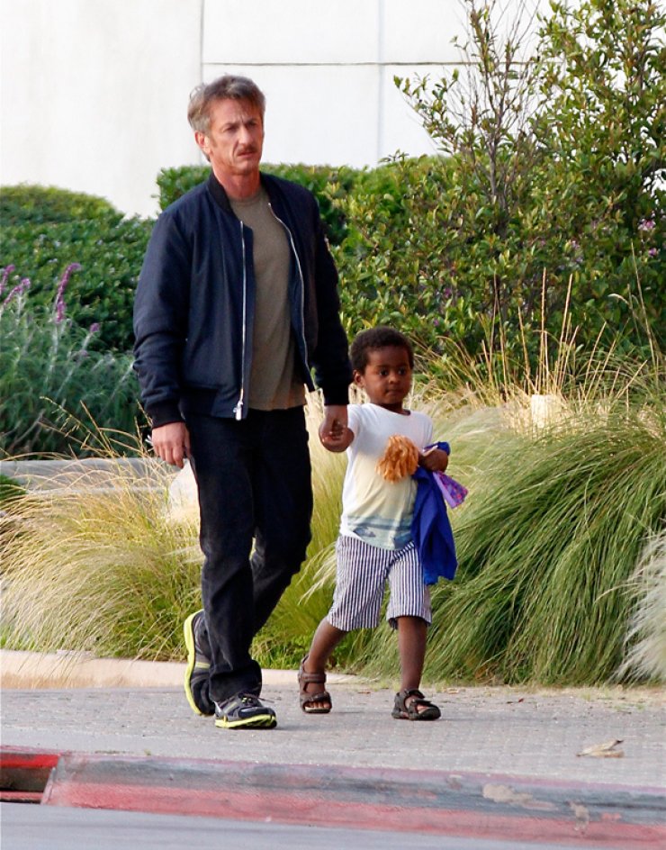 Ο Sean Penn λατρεύει το γιο της συντρόφου του Charlize Theron [εικόνες]