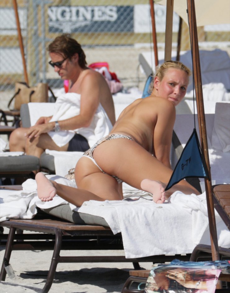 Διάσημη τενίστρια σε αποκαλυπτικές πόζες στην παραλία [εικόνες]