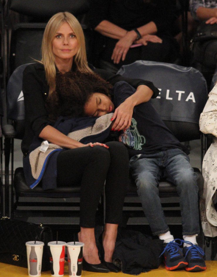 Heidi Klum: Ο γιος της κοιμήθηκε σε αγώνα μπάσκετ [εικόνες]