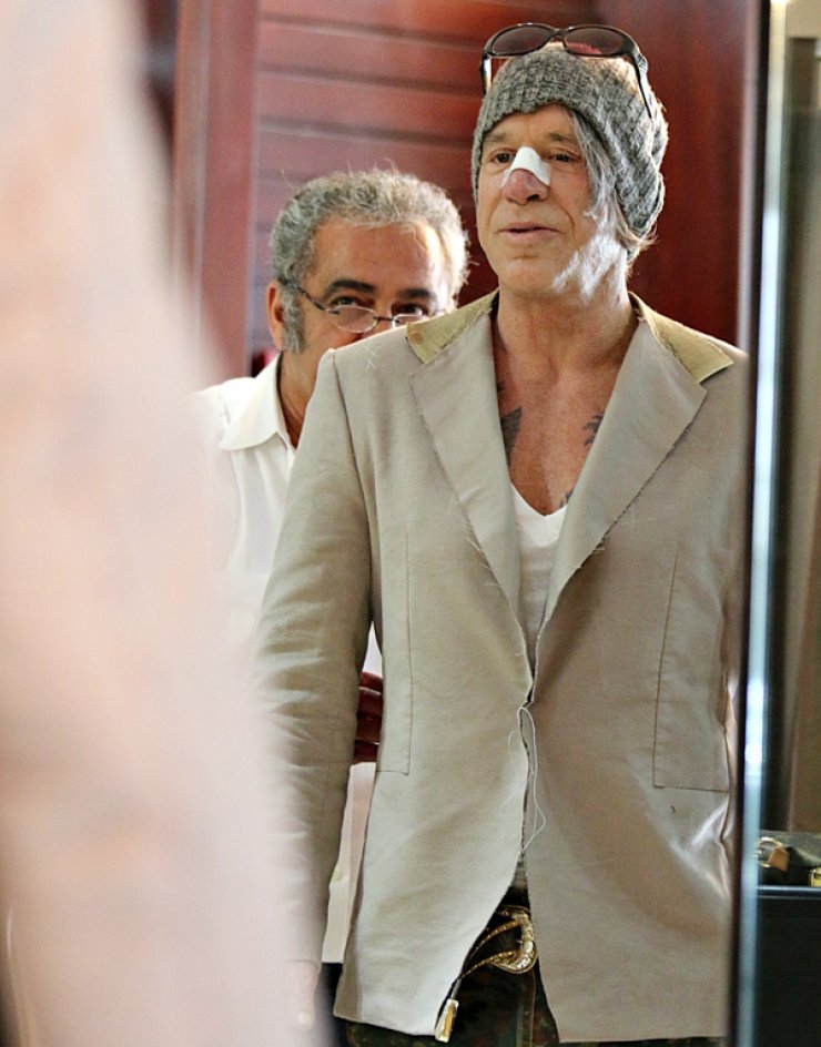 Ποιος διάσημος ηθοποιός έχει προσωπικό ράφτη για την γκαρνταρόπα του; [εικόνες]