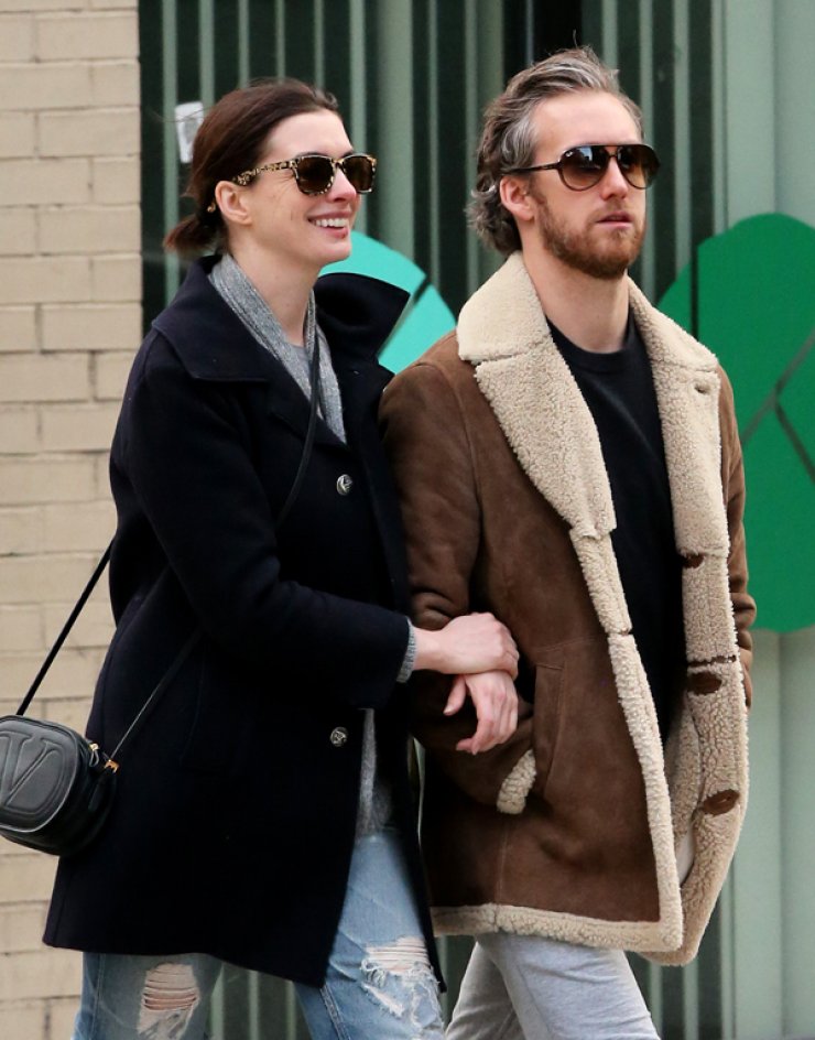 Anne Hathaway: Δεν αφήνει από τα μάτια της τον σύζυγό της [εικόνες]