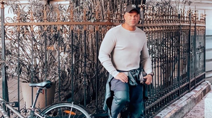 Κώστας Σόμμερ: Μας έβαλε στο παιδικό δωμάτιο που ετοιμάζει για το μωράκι του [βίντεο]