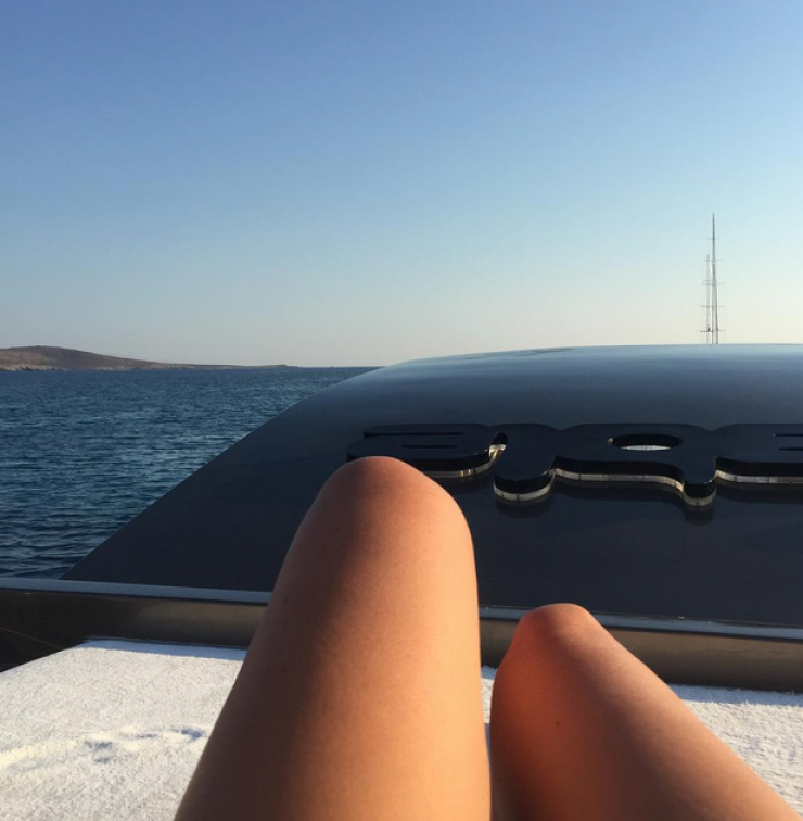 Κύπρια socialite κάνει βόλτα σε σκάφος!